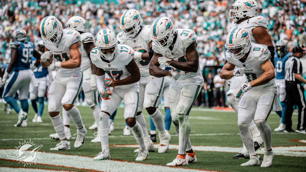 Raheem Mostert Celebrates With Teammates After Yard Td