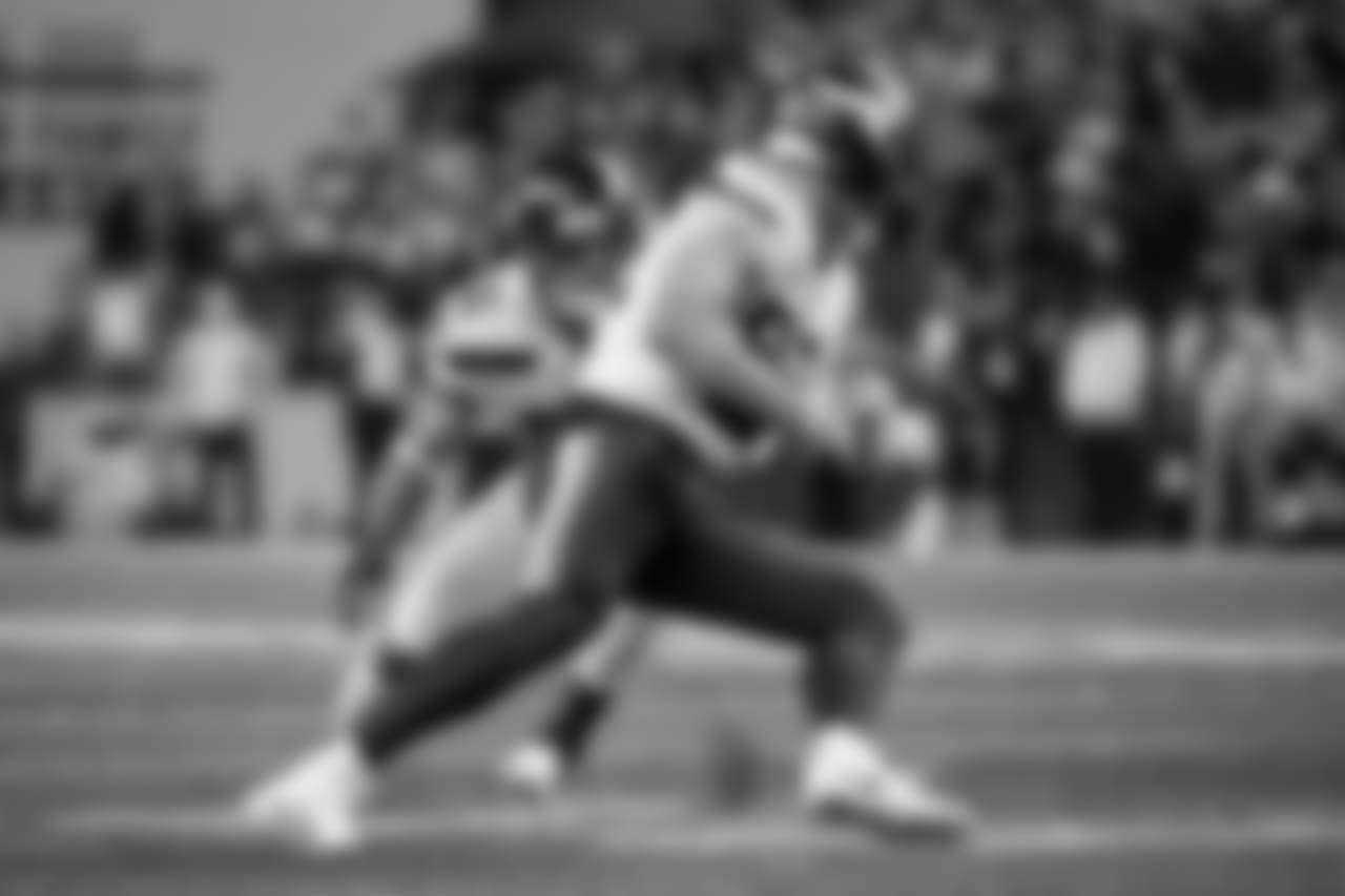 Linebacker Mychal Kendricks made his return to the Seahawks and made this tackle against Vikings tight end Tyler Conklin.