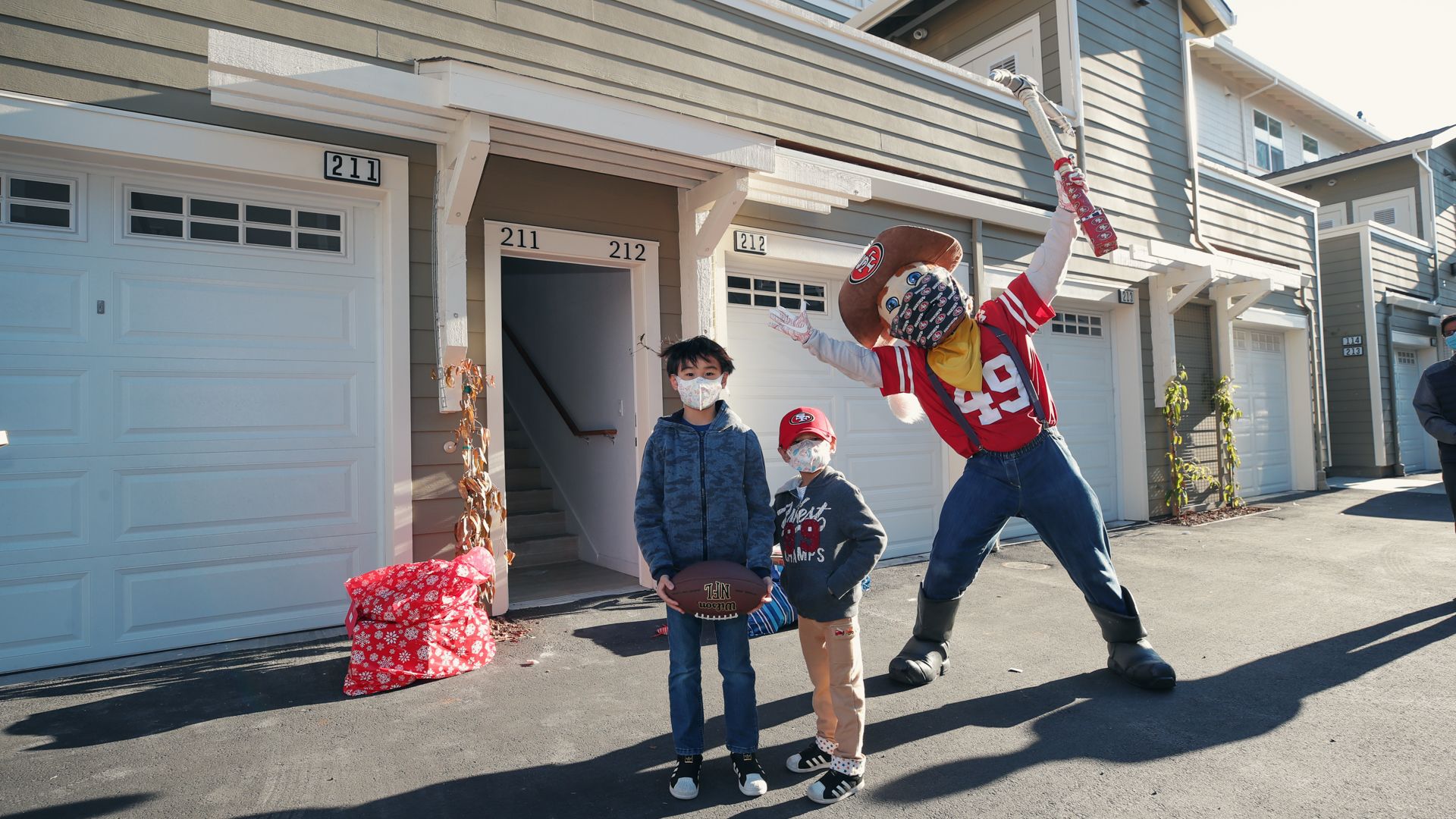 49ers Welcome Newly Housed Habitat for Humanity Families with Holiday Gifts