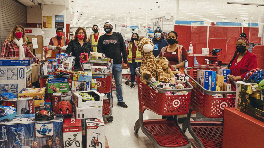 Arik Armstead's Holiday Gifting to Mercy Housing Families in Sacramento