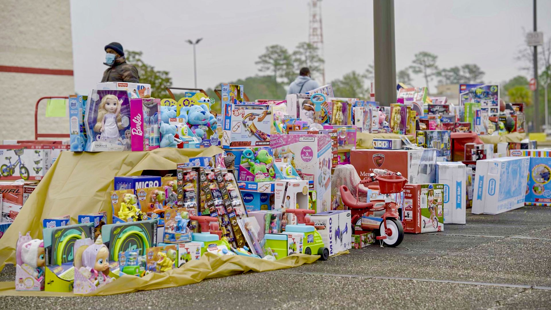 Jaquiski Tartt's Teams Up for Inaugural 251 Home Team Big Toy Giveaway