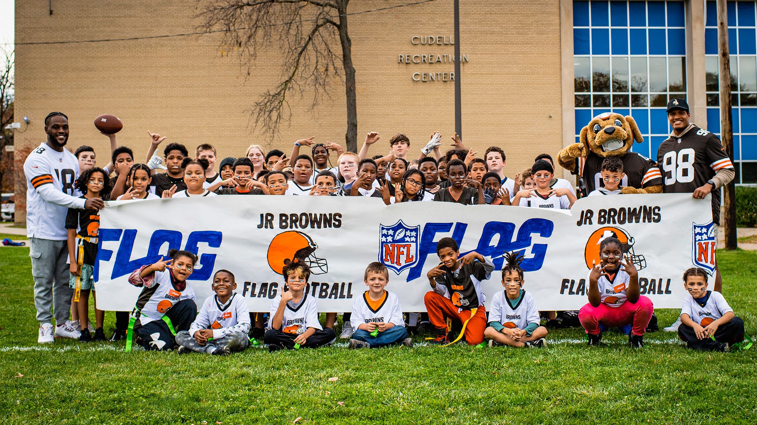 Browns players and local police surprise kids at flag football game - Dawgs  By Nature