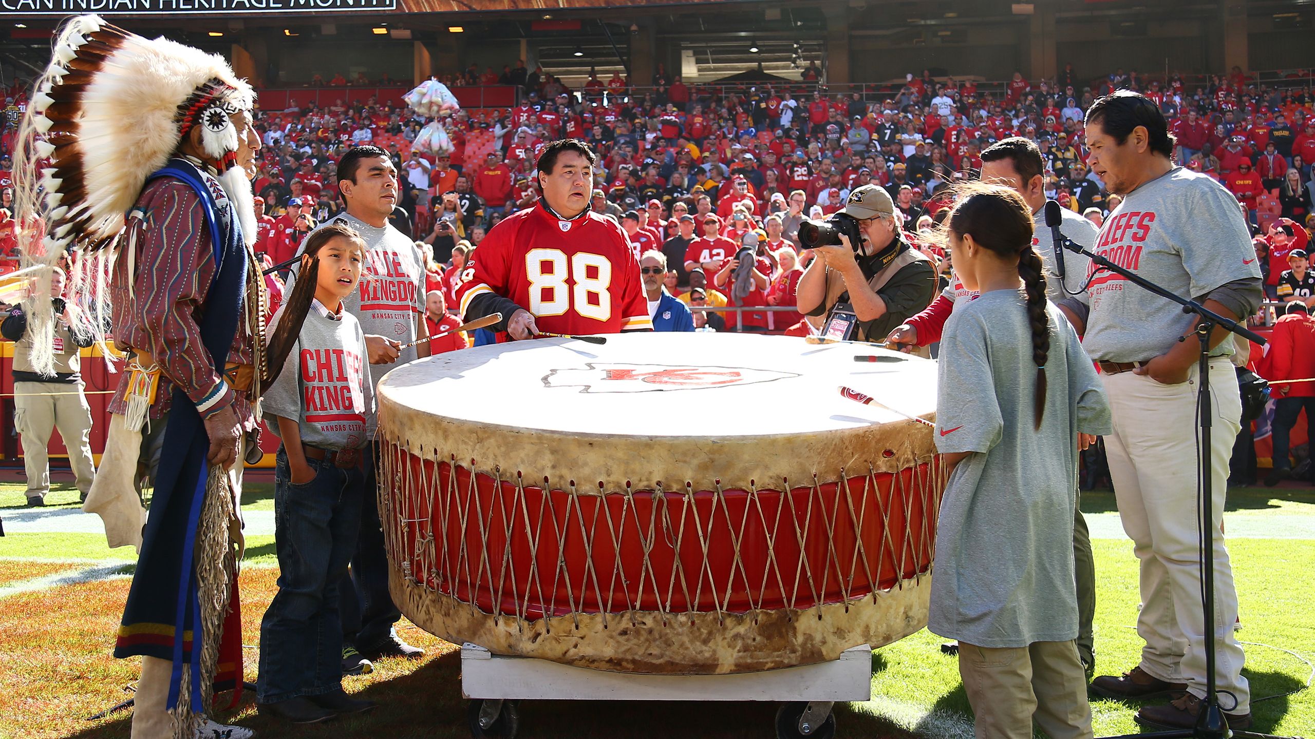 Rams Roll Into East L.A. For NFL Play 60 Youth Clinic