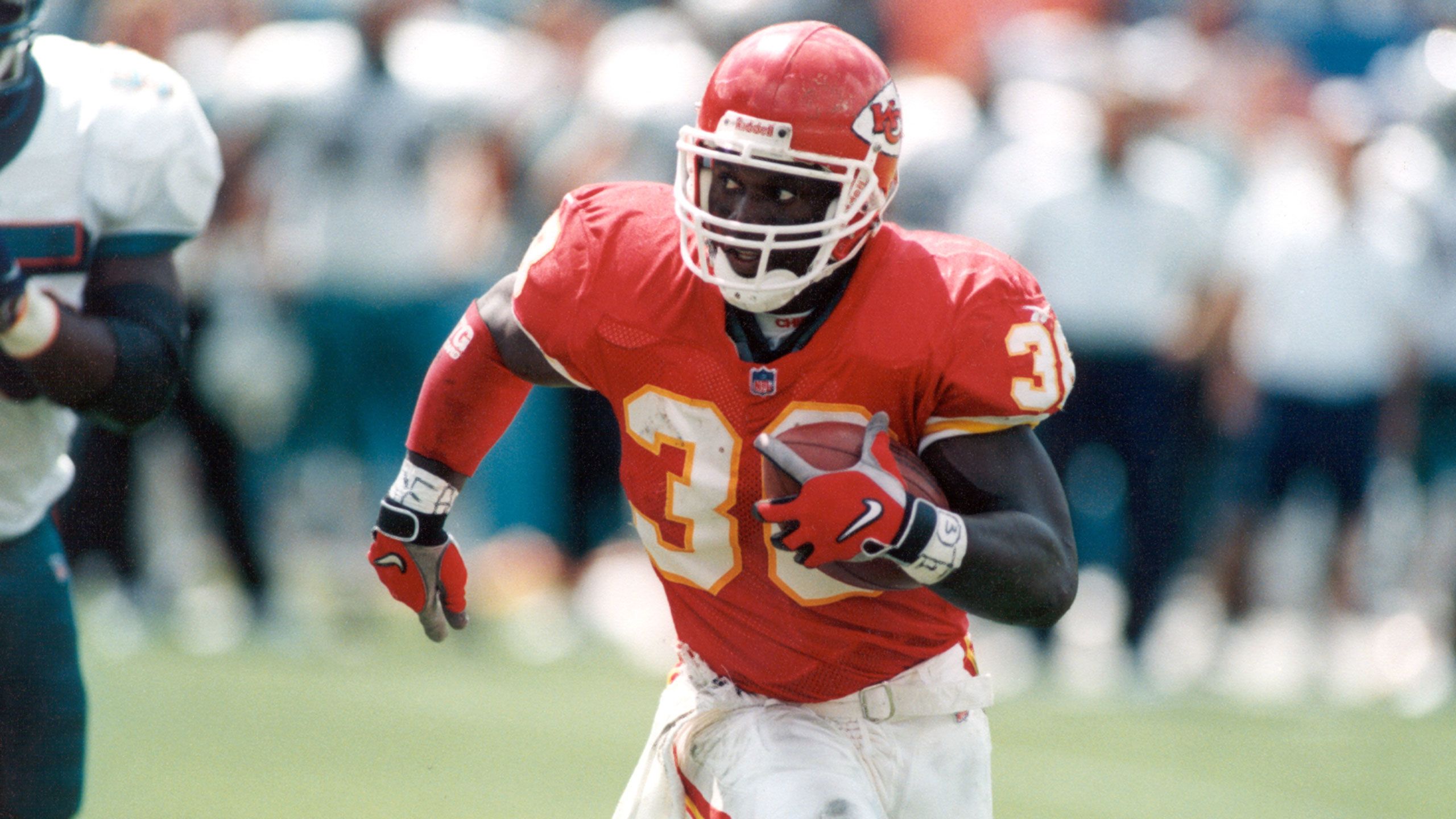 Kansas City Chiefs running back Ed Podolak carries the ball during