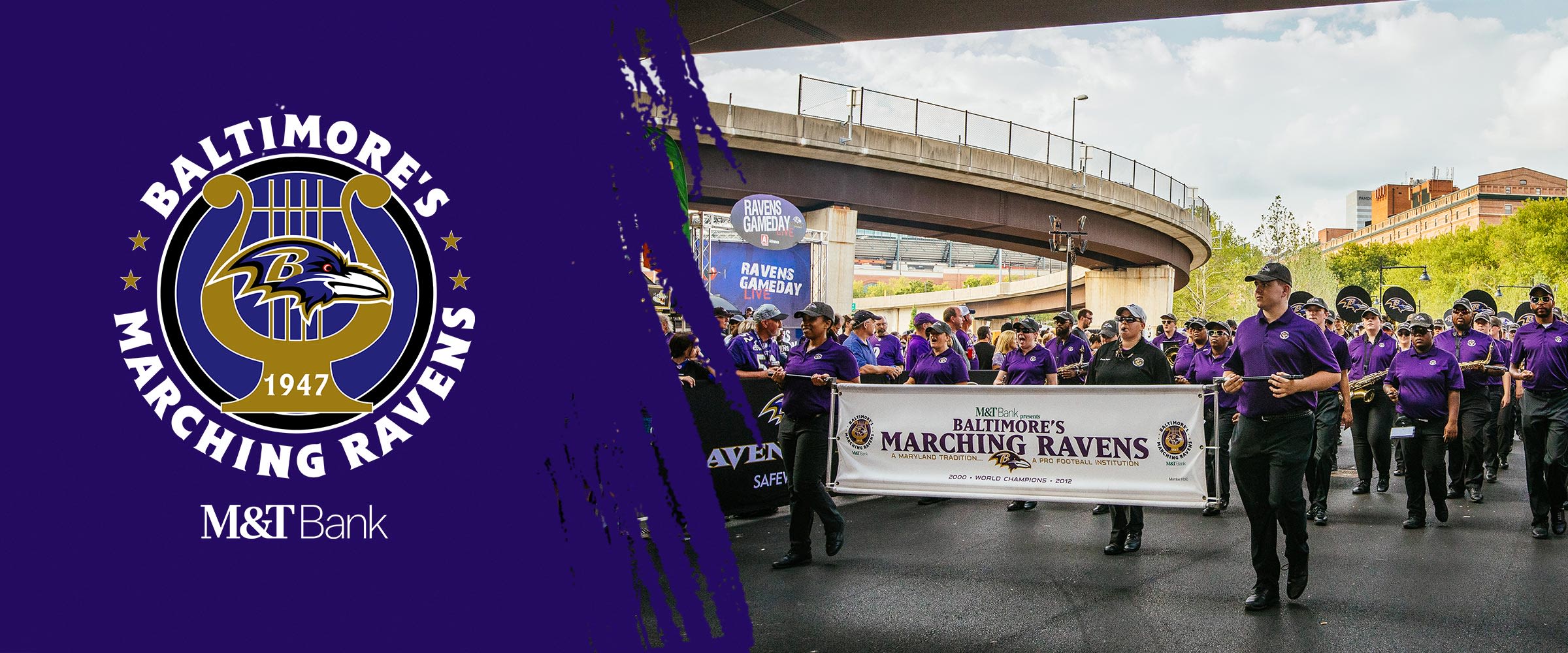 Baltimore Marching Ravens Presenteras av MT Bank Right: Baltimore Marching Ravens parade ner Ravenswalk före ett spel