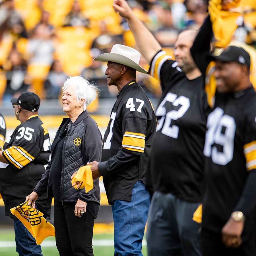 Pittsburgh Steelers on X: Alumni Weekend group pic 