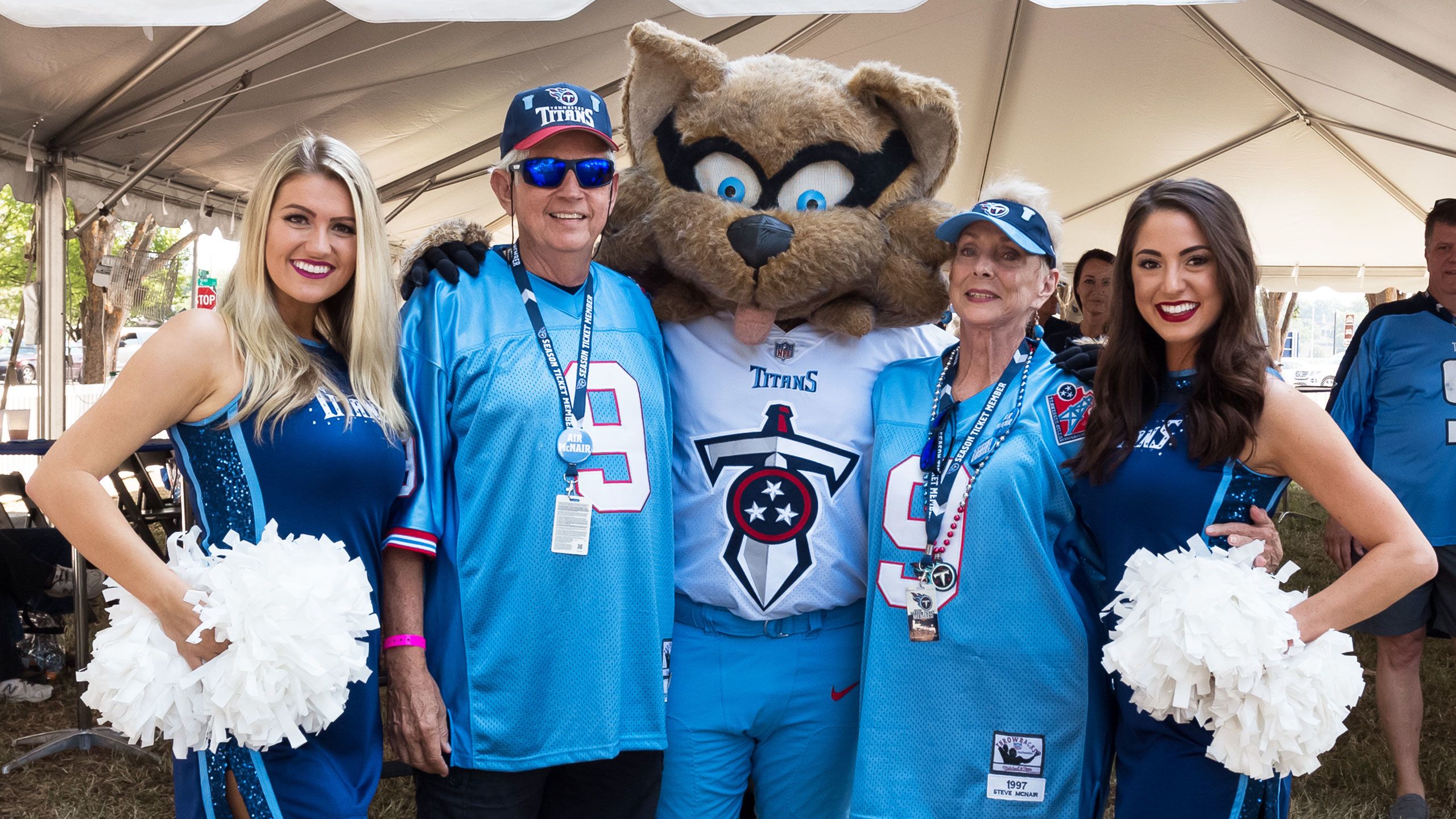 Tennessee Titans - Tennessee Titans Cheerleaders & T-Rac