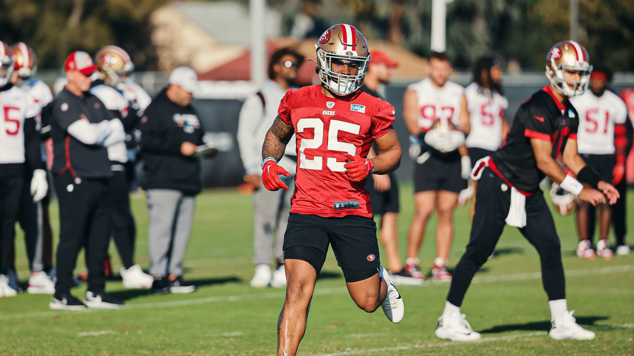 49ers' Elijah Mitchell fractures finger, may play with pin in it