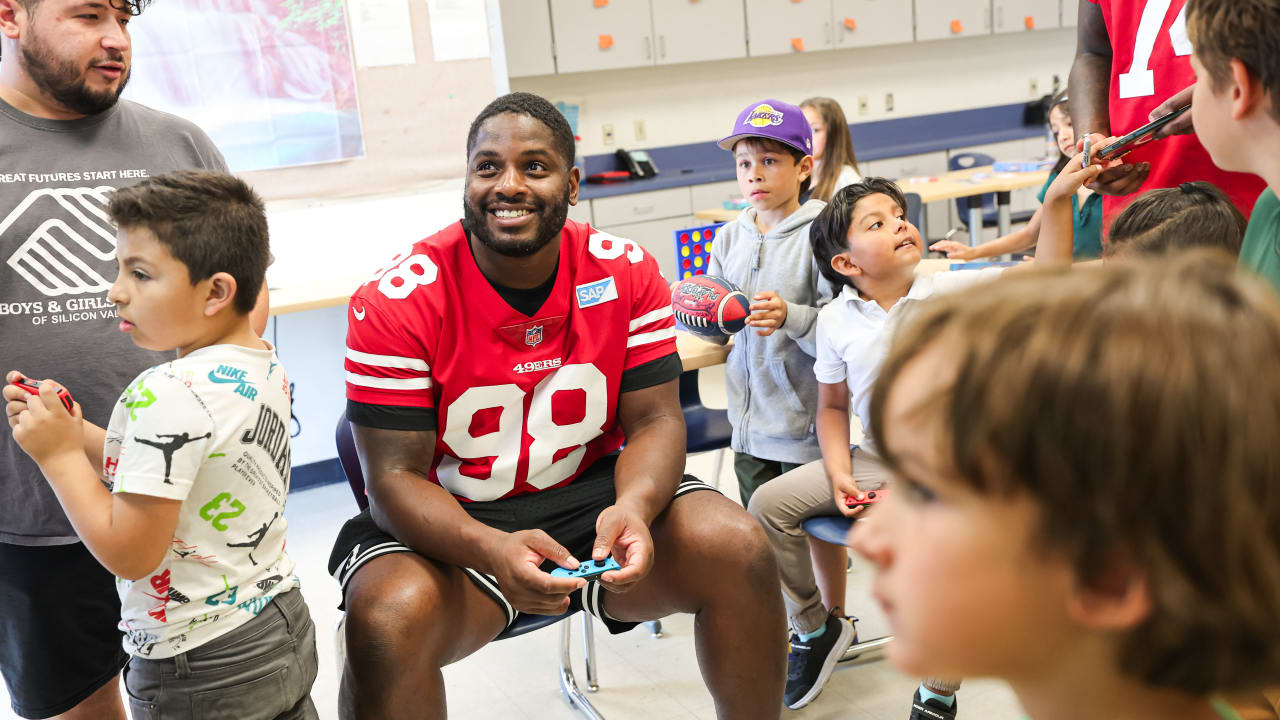 49ers Players Volunteer at Humane Society Silicon Valley 