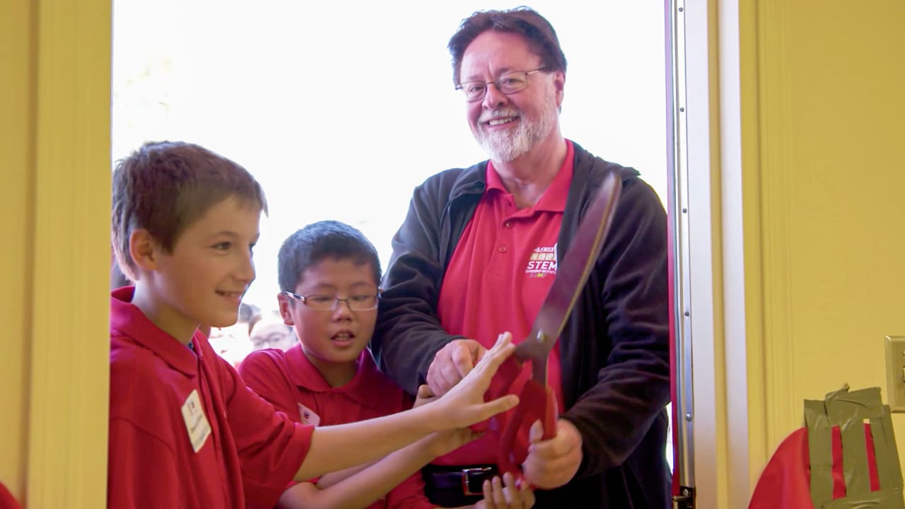 Arik Armstead Welcomes Girl's Inc. for a Lesson on STEAM Careers