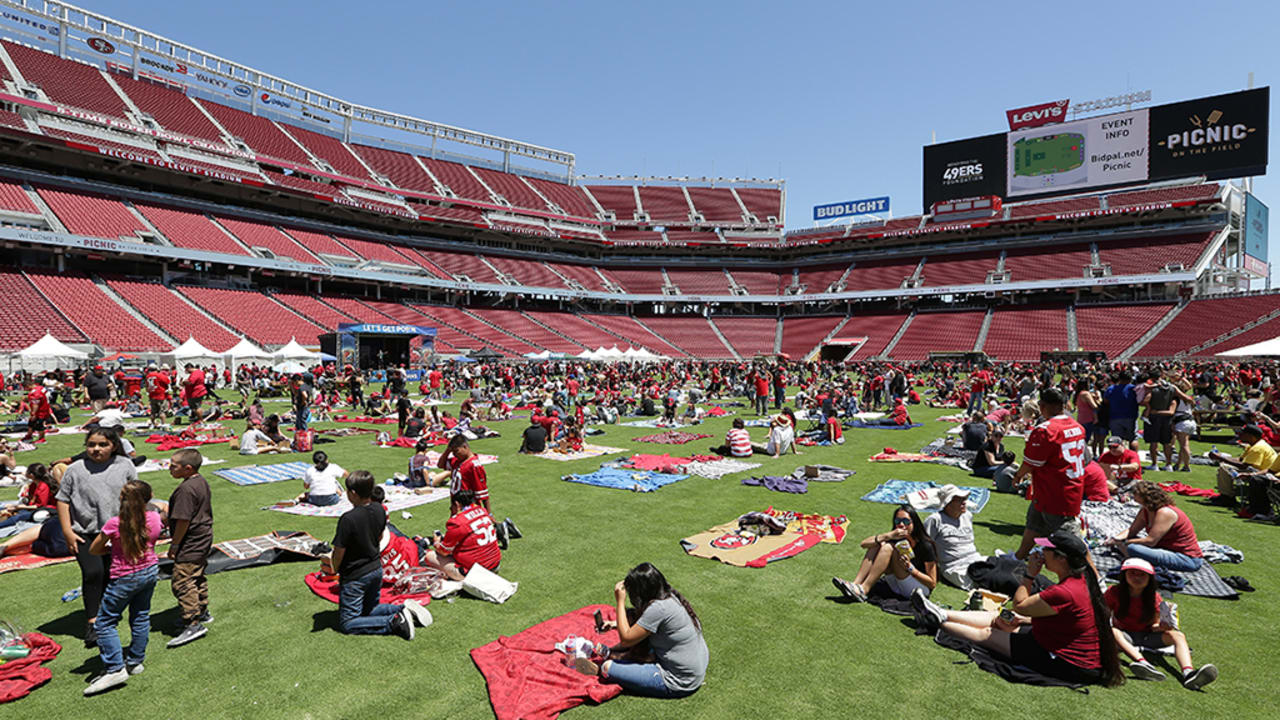 49ers players and fans takeover @levisstadium for the picnic on the field  event ⛱ 