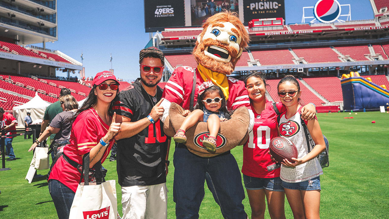 49ers players and fans takeover @levisstadium for the picnic on the field  event ⛱ 