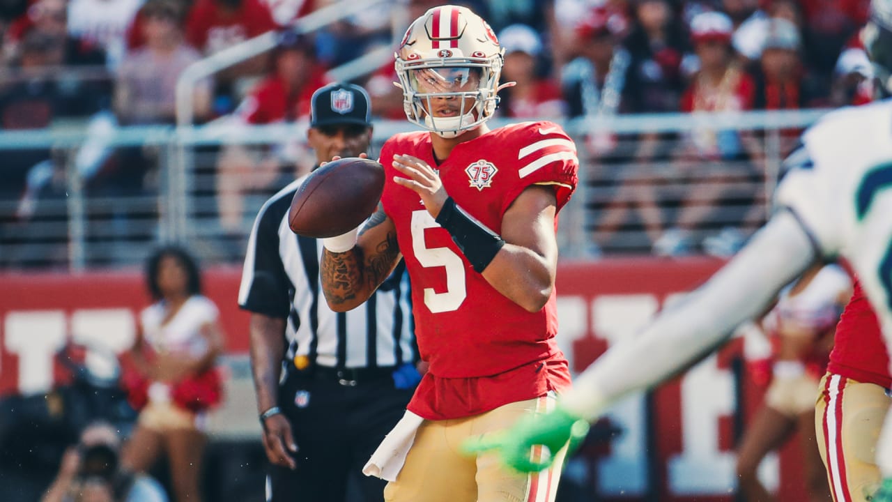 Santa Clara, United States. 18th Sep, 2022. SANTA CLARA, CALIFORNIA -  SEPTEMBER 18: San Francisco 49ers starting quarterback Trey Lance (5)  scrambles against the Seattle Seahawks in the first quarter at Levi's