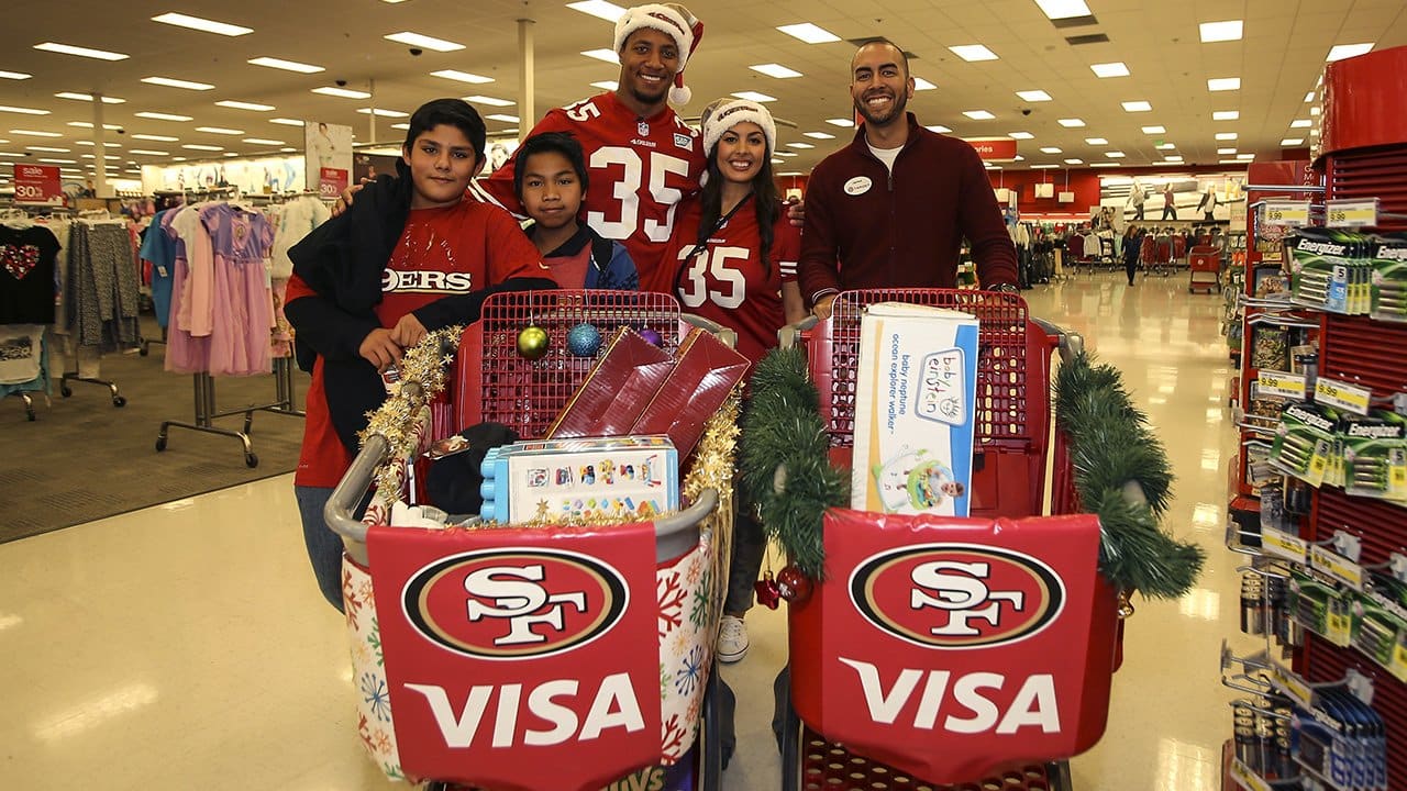 49ers Shop with Youth at Visa Holiday Event