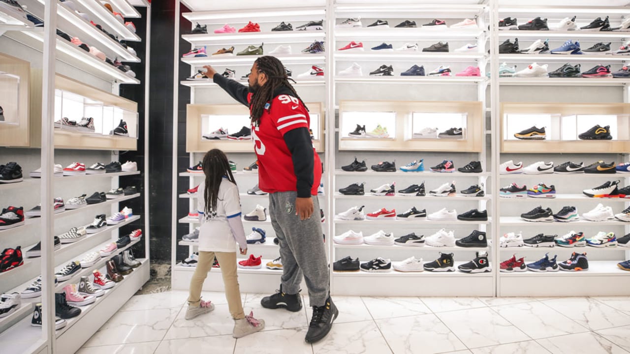 49ers Players Host Holiday Blitz with Shoe Palace and Visa