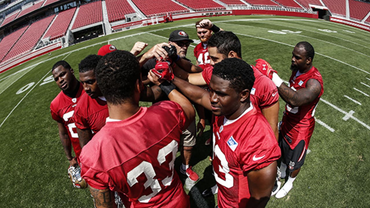 Years after suffering 2 ACL tears, Frank Gore is still going strong