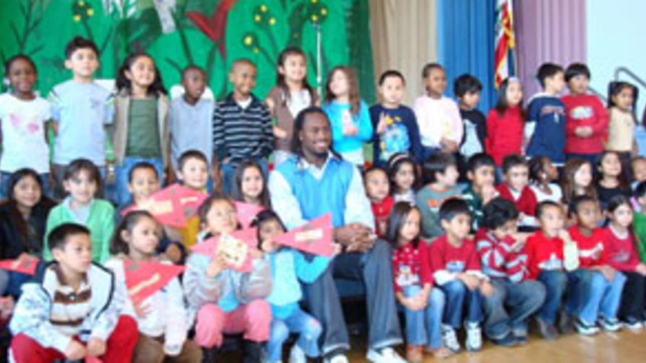 Davis Presents Glen Park Elementary with 12,000