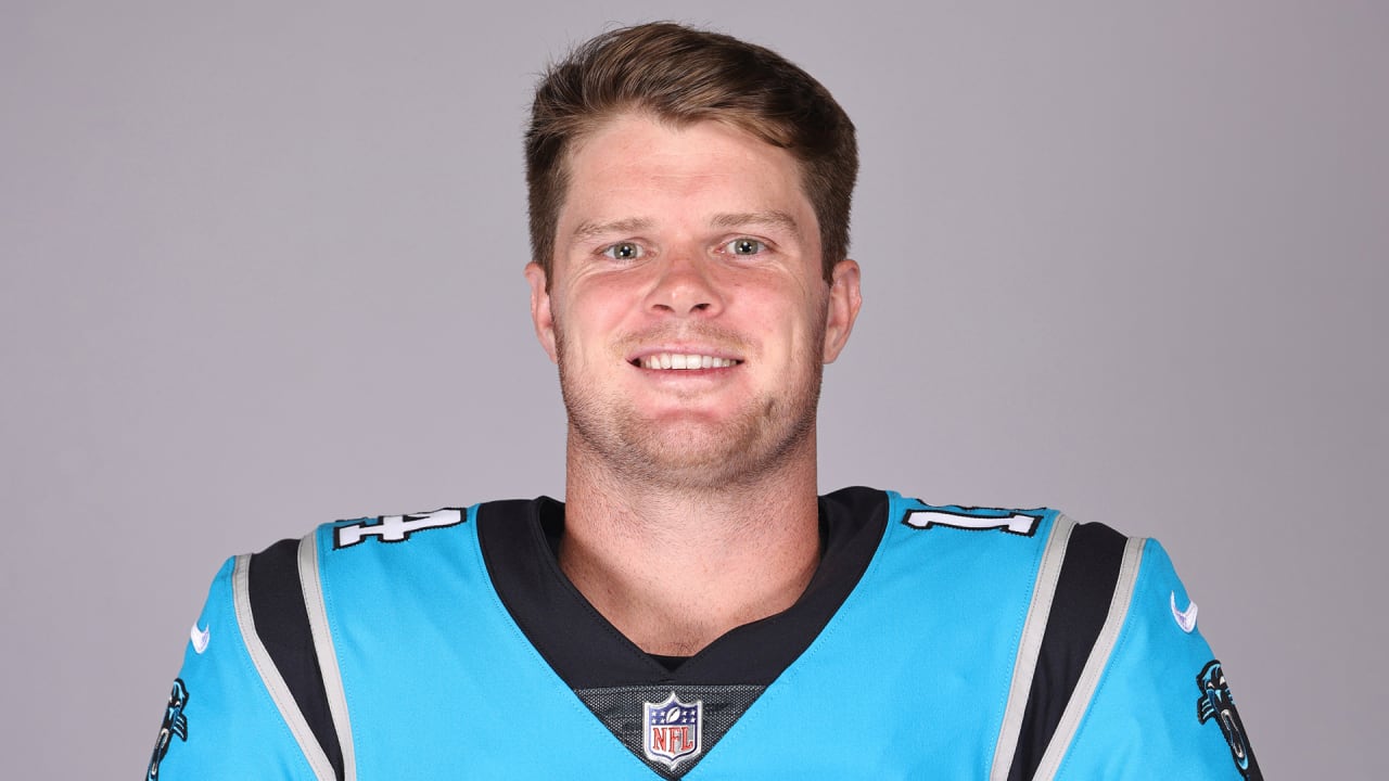 Live look at Sam Darnold in his new Panthers jersey! : r/the_darnold