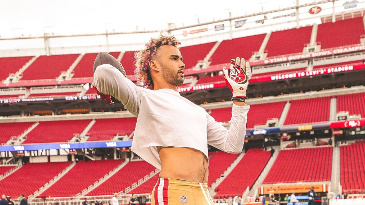 Dante Pettis' Blue Hair: A Trendsetter in the NFL - wide 7
