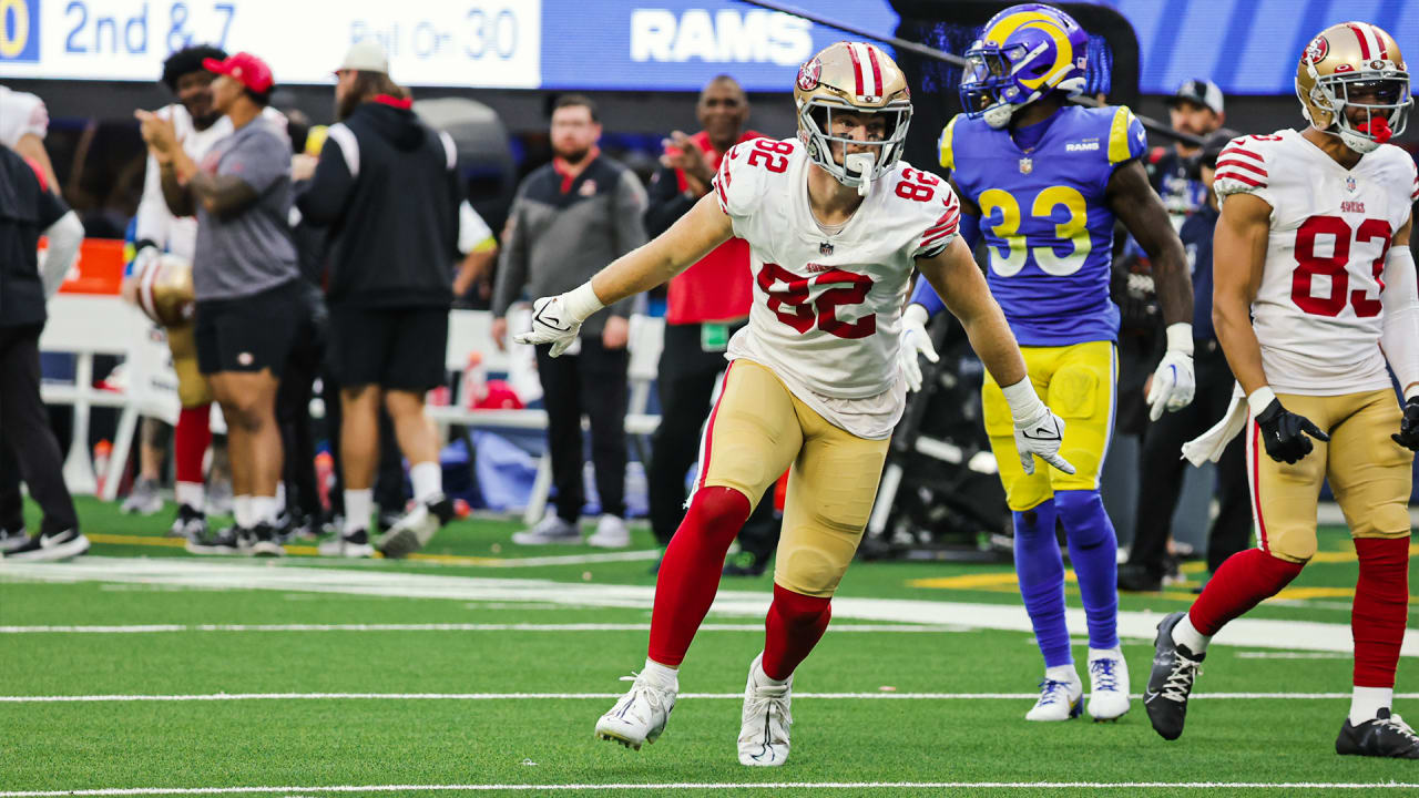 Ross Dwelley of the San Francisco 49ers on the field before the game  Fotografía de noticias - Getty Images