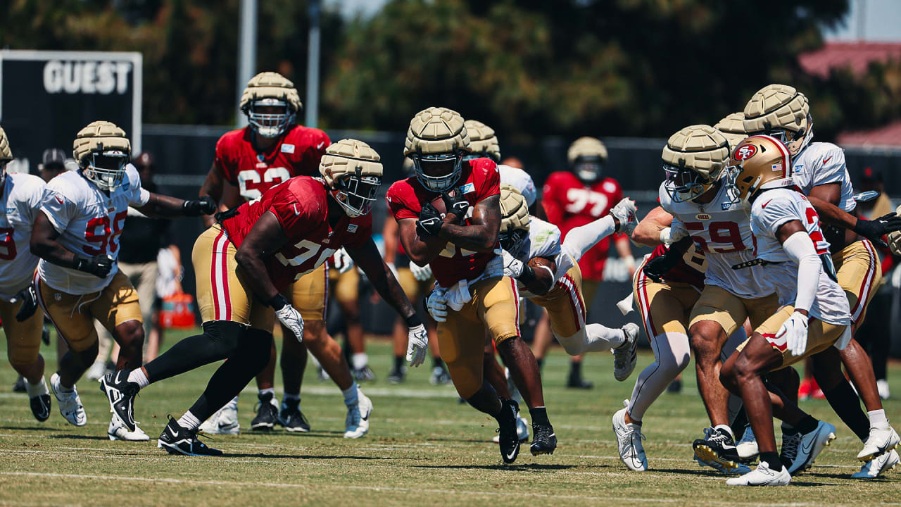 San Francisco 49ers running back Tyrion Davis-Price (32) runs against the  Seahawks during an NFL football game in Santa Clara, Calif., Sunday, Sept.  18, 2022. (AP Photo/Josie Lepe Stock Photo - Alamy