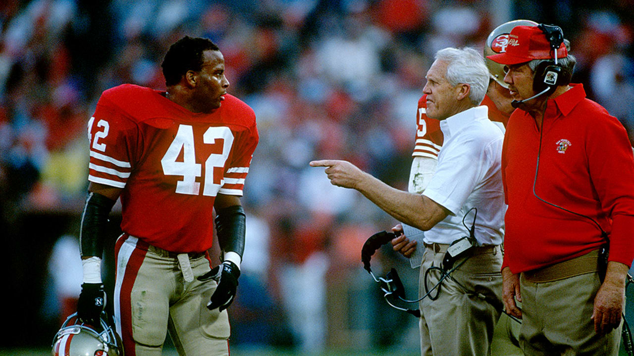 Rookie Ronnie Lott and San Francisco 49ers head coach Bill Walsh talk at  training facility in Redwood City, California, April 28, 1981. : r/49ers