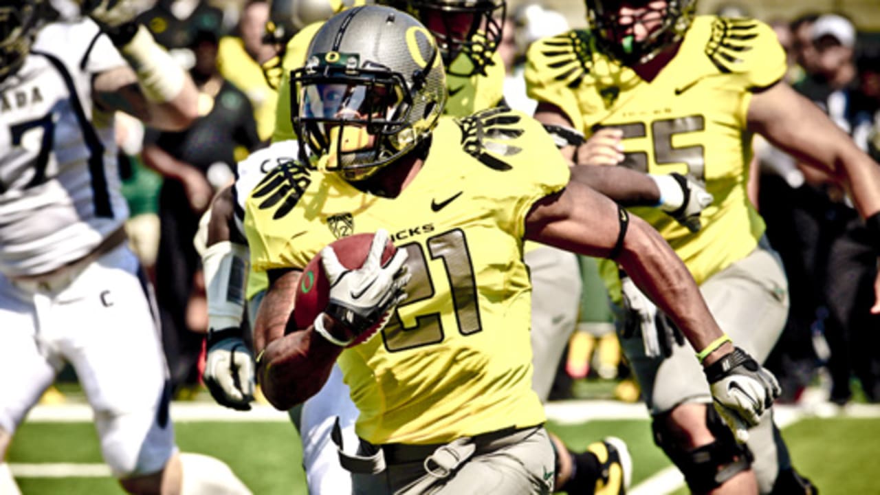 49ers running back LaMichael James, (23) goes in for a second