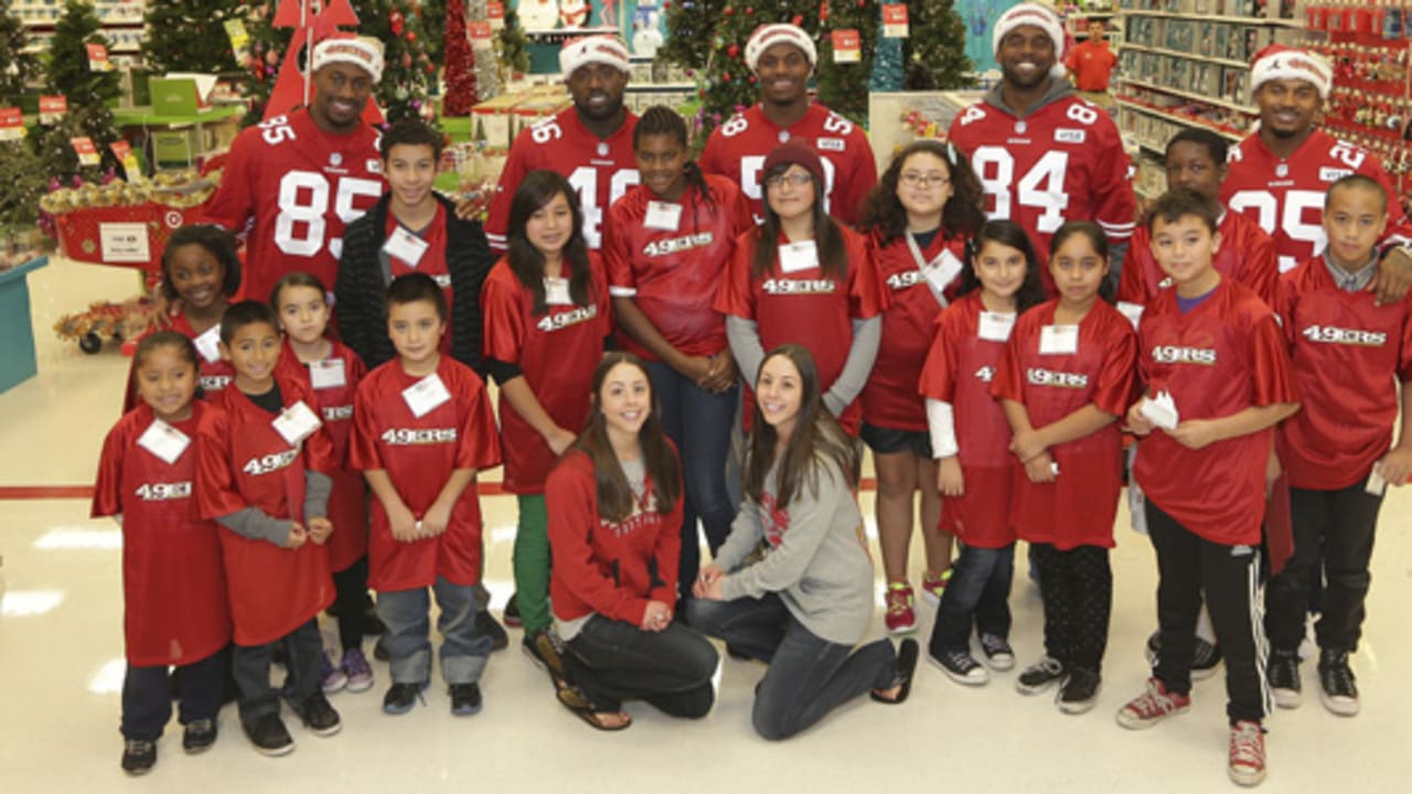 49ers Shop with Youth at Visa Holiday Event