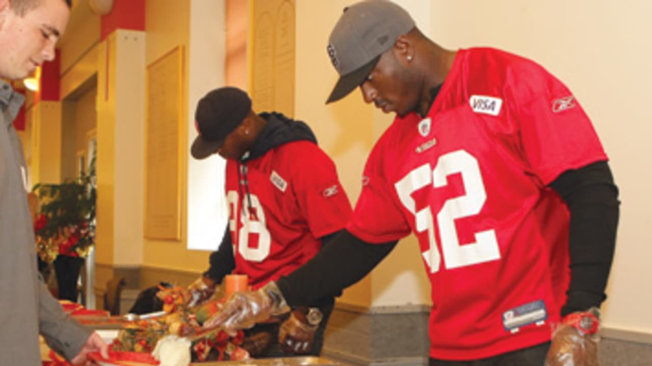 49ers Serve Thanksgiving Meal