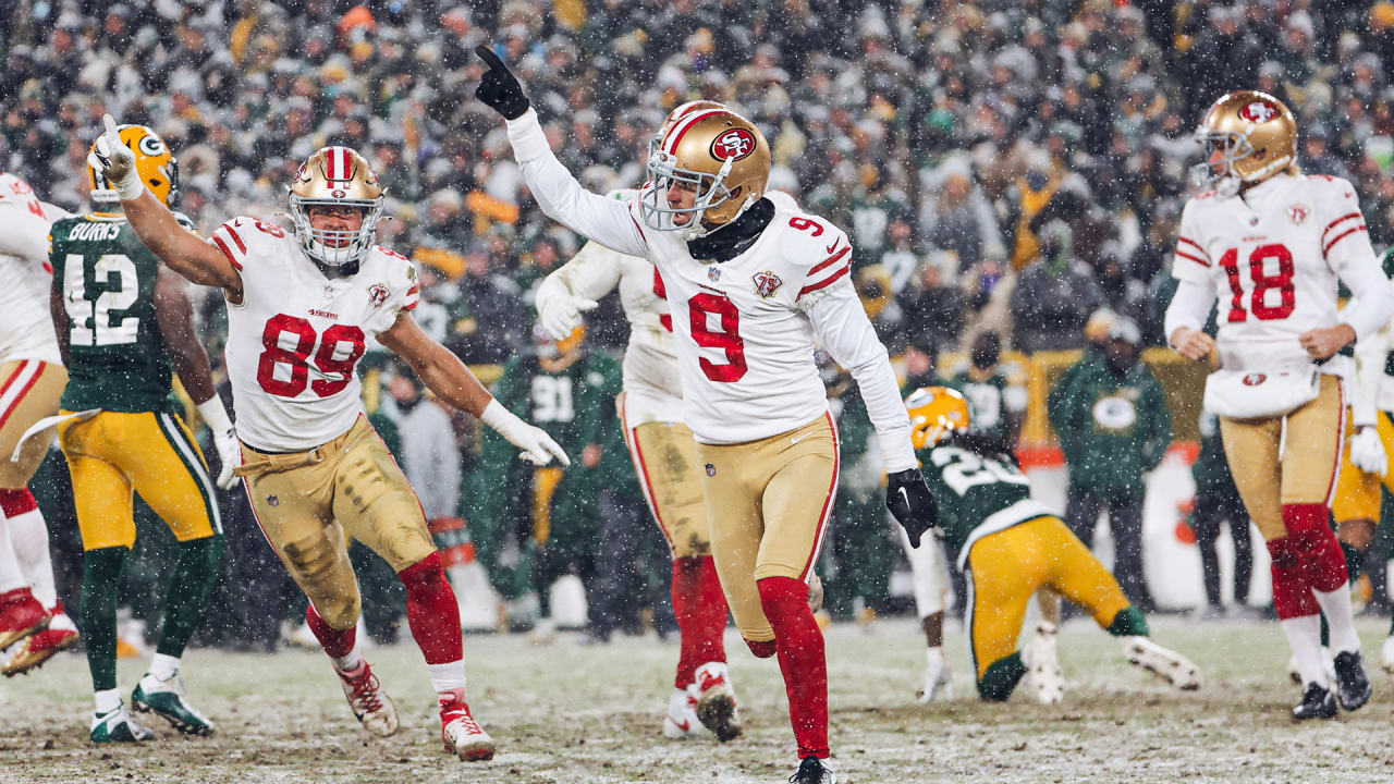 Houston, USA. 18 August 2018. San Francisco 49ers kicker Robbie Gould (9)  kicks a field goal during the 4th quarter of an NFL preseason football game  between the Houston Texans and the