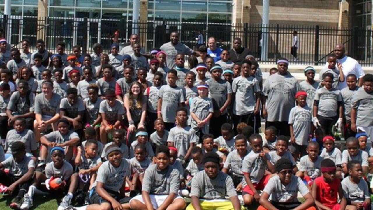 NaVorro Bowman Hosts 500 At risk Youth at His 4th Annual