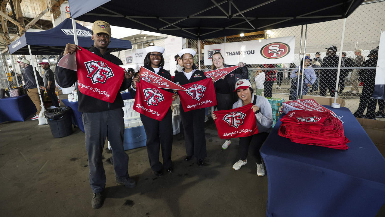 49ers Players Host 15 Students from SPAAT for a Holiday Blitz Shopping Event