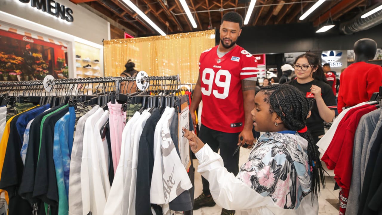 49ers Players Host Holiday Blitz with Shoe Palace and Visa