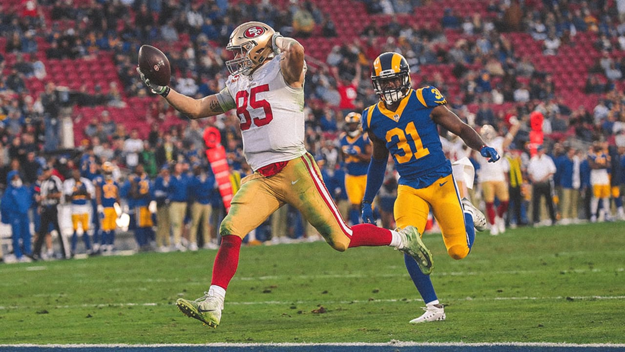 George Kittle Makes One-Handed Catch in Heavy Traffic