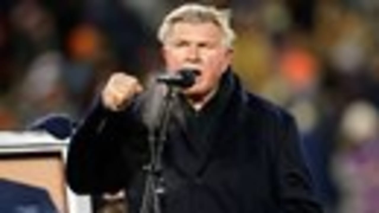 Former Chicago Bears tight end, head coach and Pro Football Hall of Famer  Mike Ditka walks down a red carpet after a halftime ceremony retiring his  number 89 during the Chicago Bears