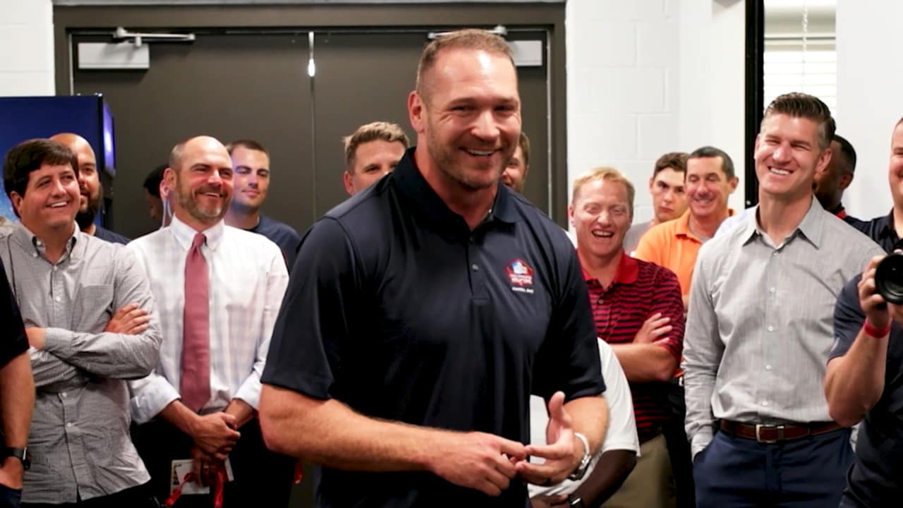 VIDEO: Bears' Brian Urlacher receives Hall of Fame jacket - Windy City  Gridiron