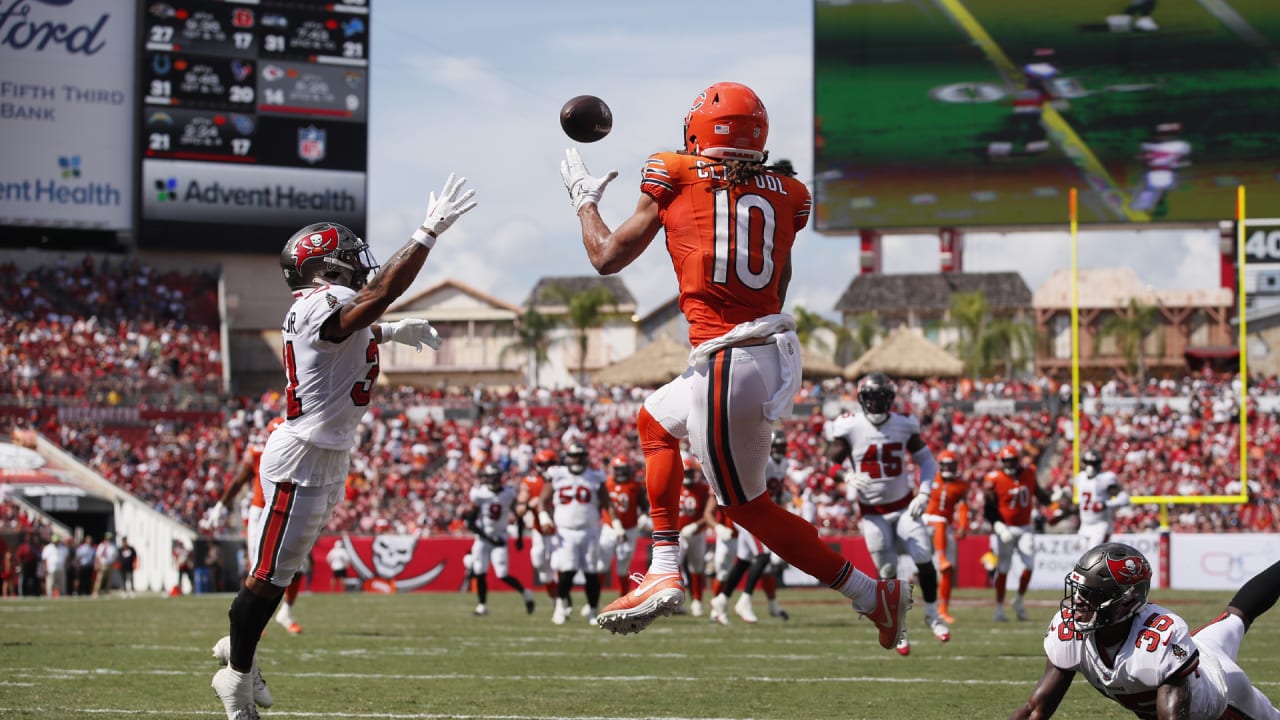 Justin Fields threads needle to Chase Claypool for 20-yard score