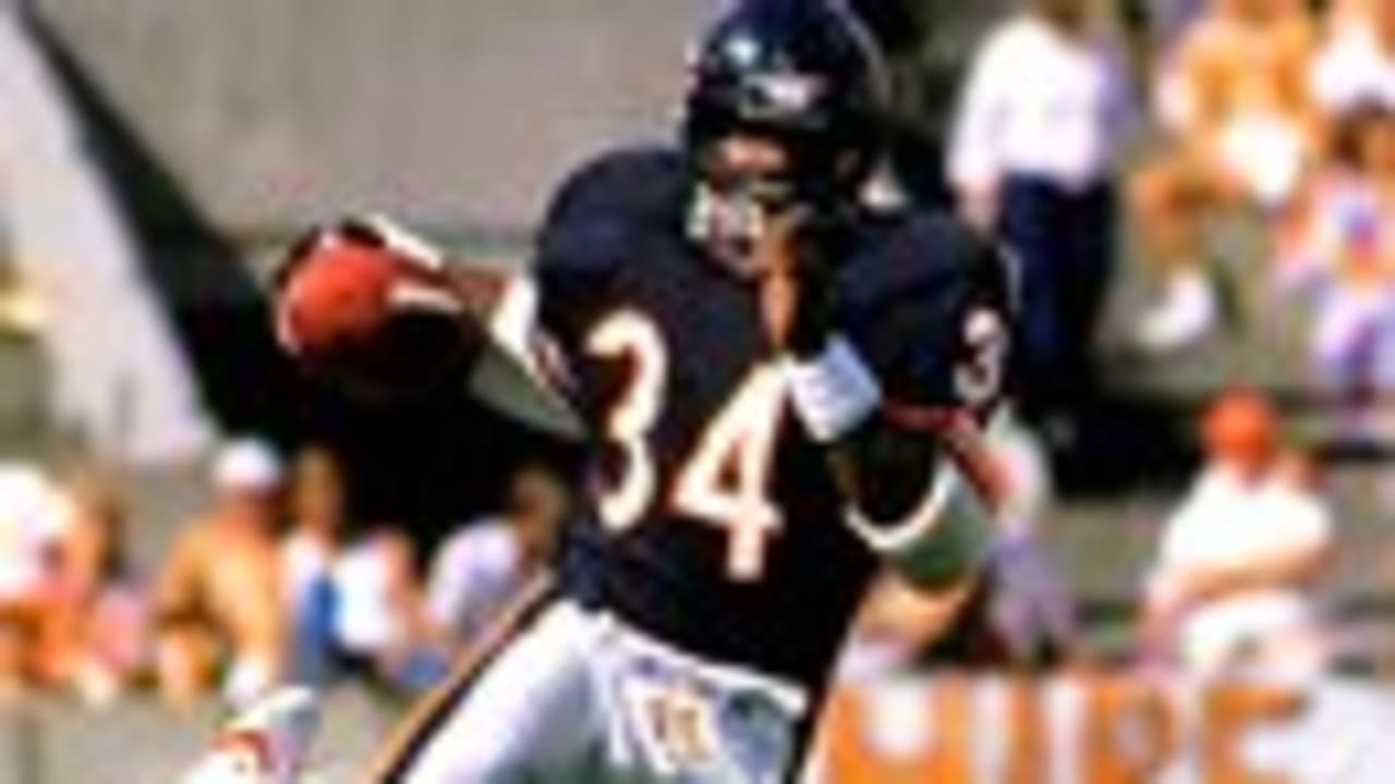 Wilber Marshall of the Chicago Bears recovers a fumble and returns it