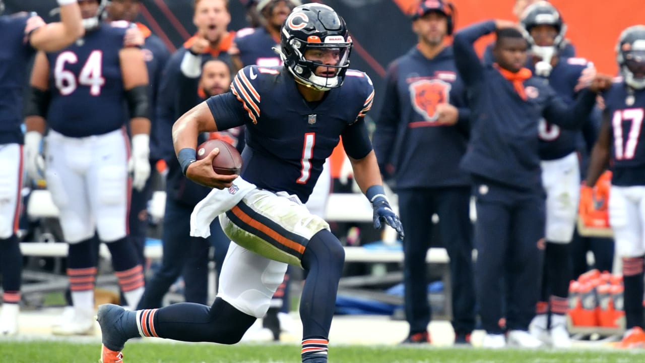 Can't-Miss Play: Chicago Bears quarterback Justin Fields escapes pressure  to throw FOURTH TD pass of game