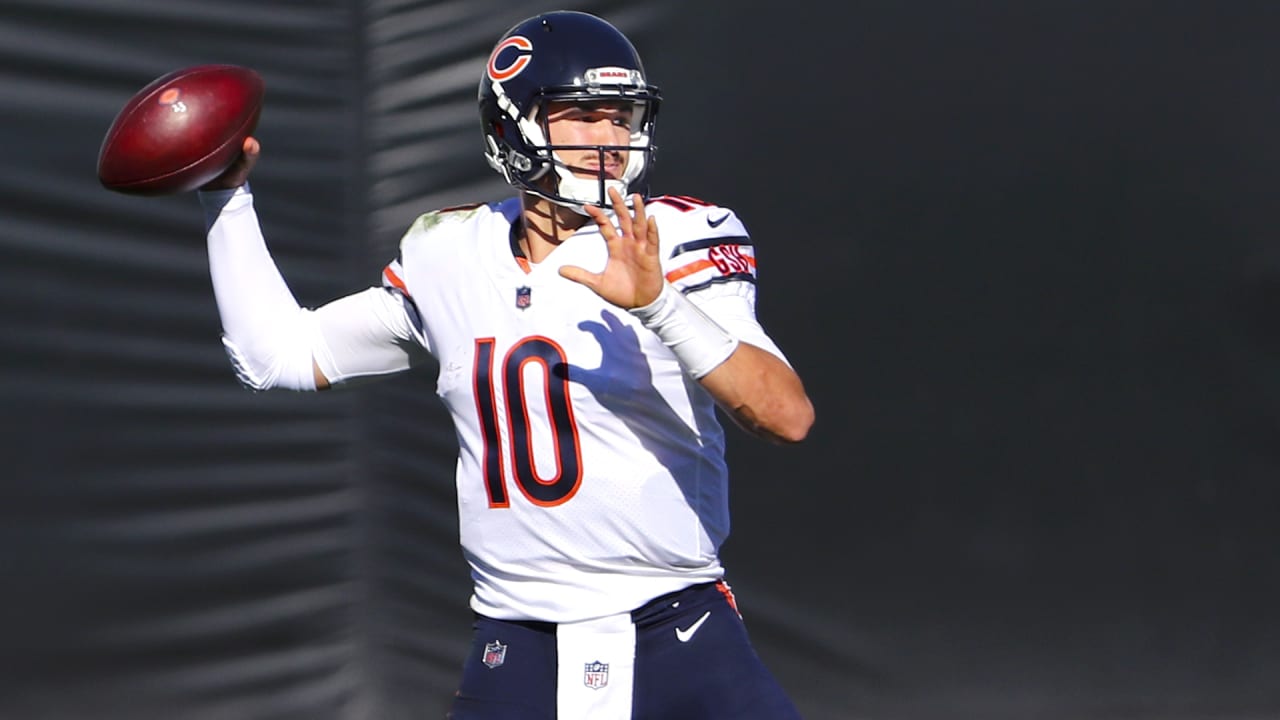 Chicago Bears quarterback Mitch Trubisky (10) puts on a NFC