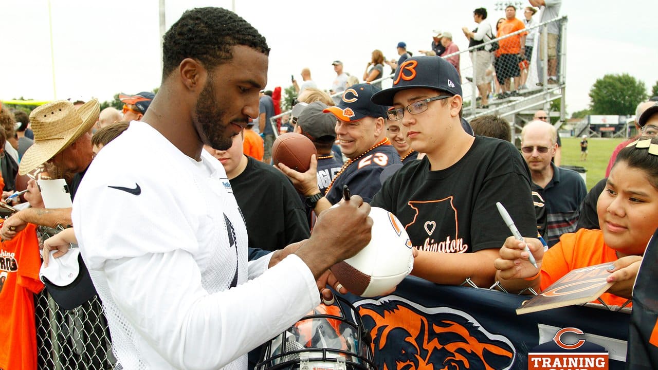 Photos: Chicago Bears sign autographs for fans at training camp