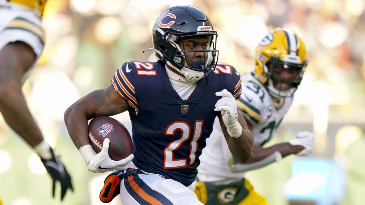 Chicago Bears running back Darrynton Evans (21) carries the ball against  the New York Jets during an NFL football game, Sunday, Nov. 27, 2022, in  East Rutherford, N.J. (AP Photo/Seth Wenig Stock