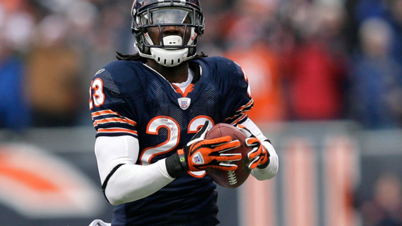 Former Bears star Hester retires from NFL