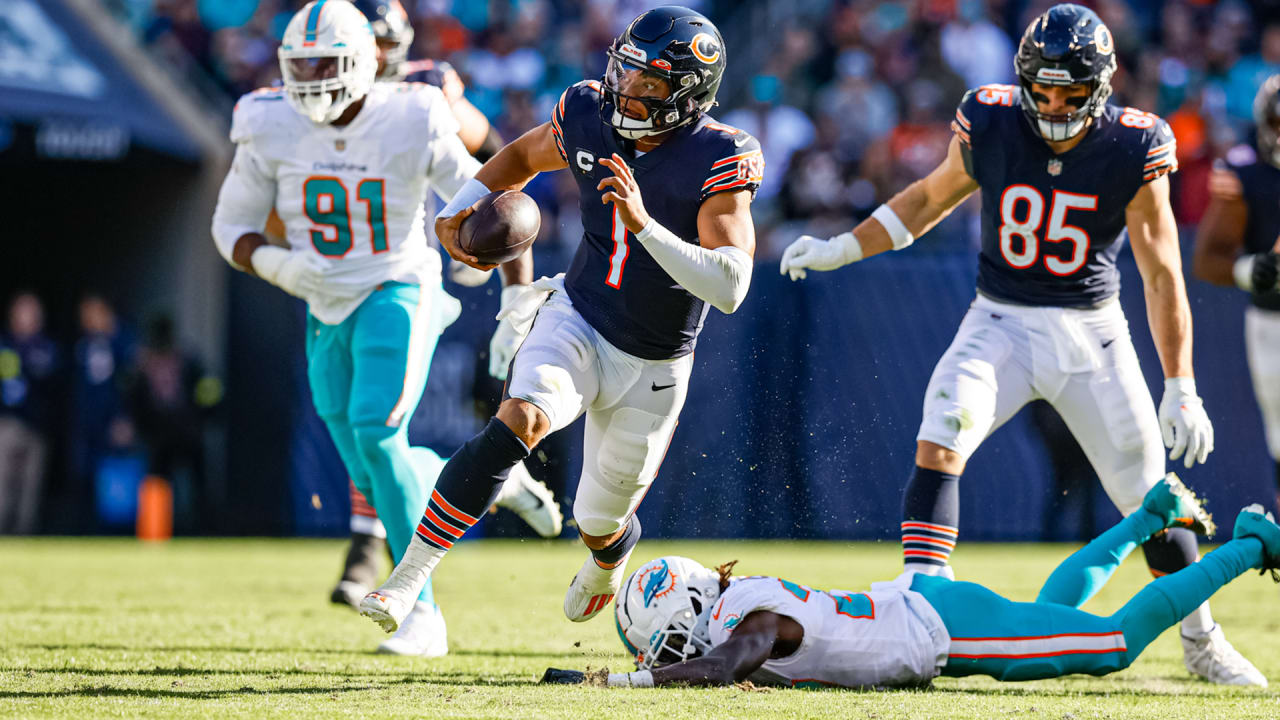 Bears' Justin Fields throws brutal interception off Commanders defender's  helmet near end zone