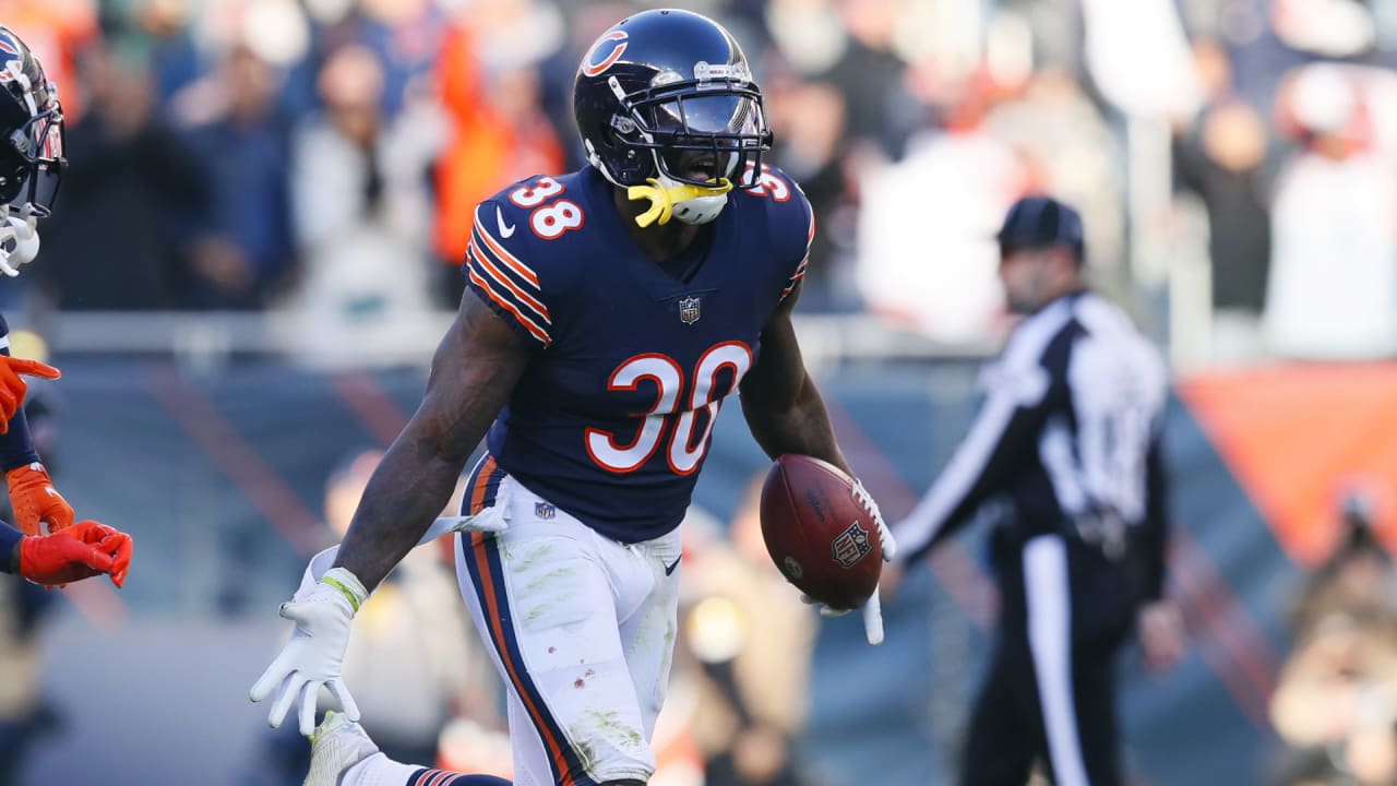 Chicago Bears strong safety Tashaun Gipson recovers a fumble by