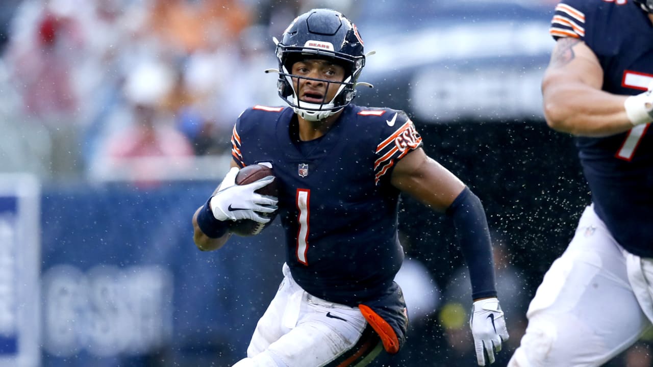 Chicago Bears quarterback Justin Fields scoots through 49ers defense for  12-yard gain