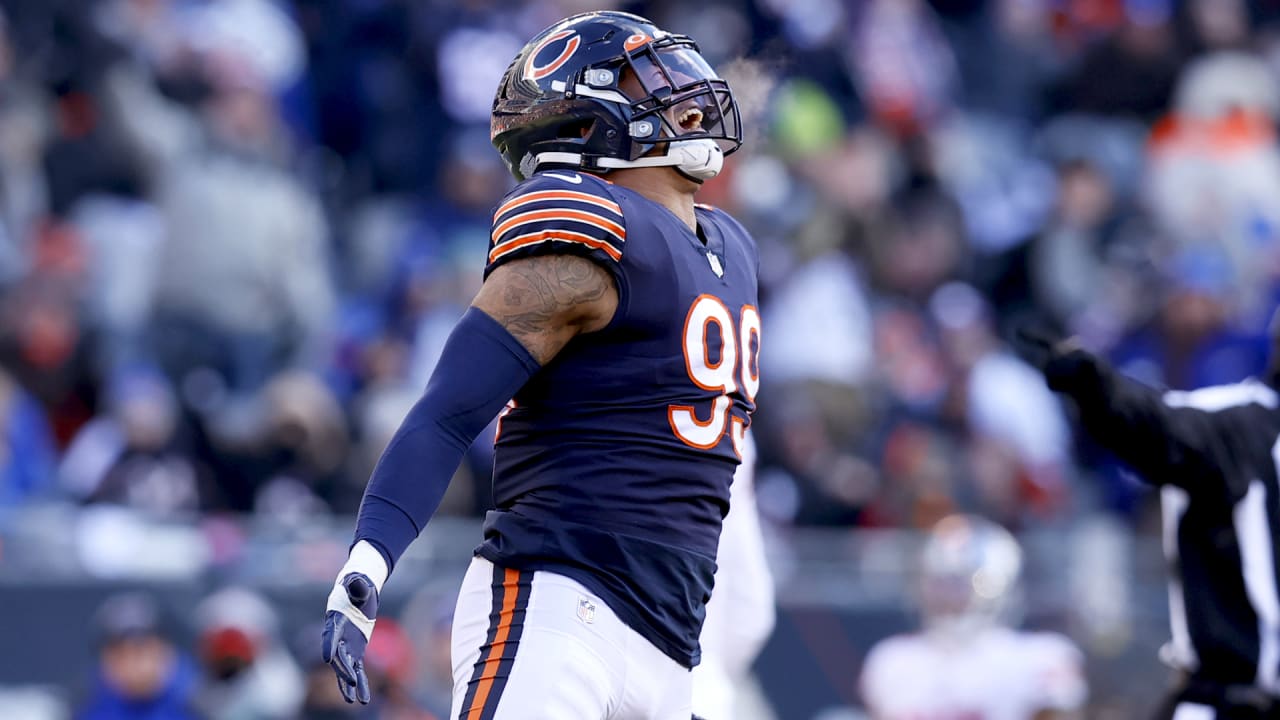 Chicago Bears defensive end Trevis Gipson (99) runs off the field at  halftime of an NFL