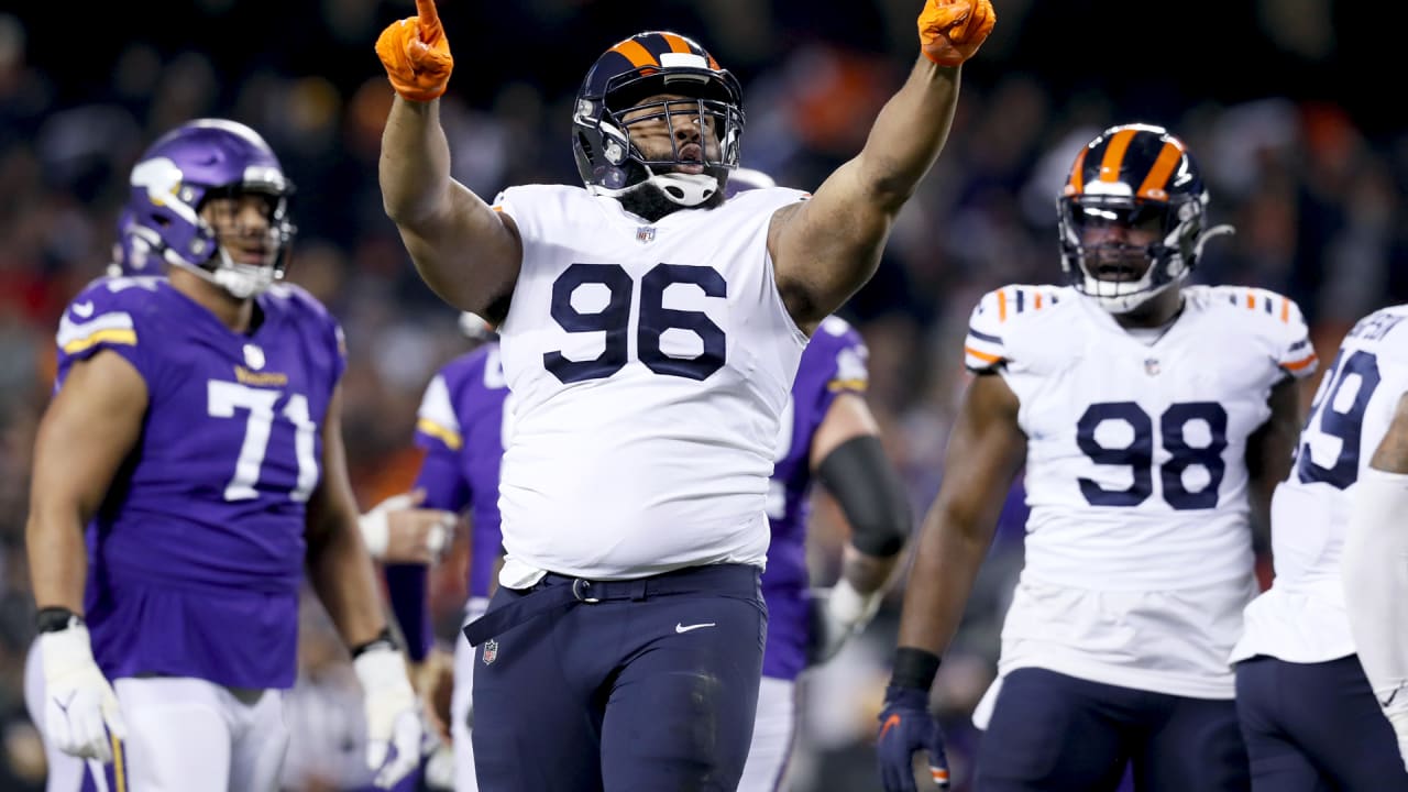 Akiem Hicks barrels through for powerful sack of Cousins
