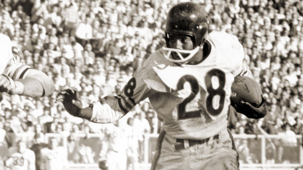 Cornerback Jerry Azumah of the Chicago Bears returns a kickoff during