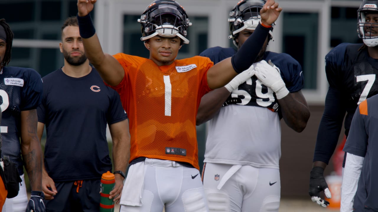 Bears WR Darnell Mooney makes insane catch at his youth football camp